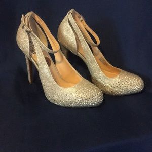 Jessica Simpson pale hole closed toe heels